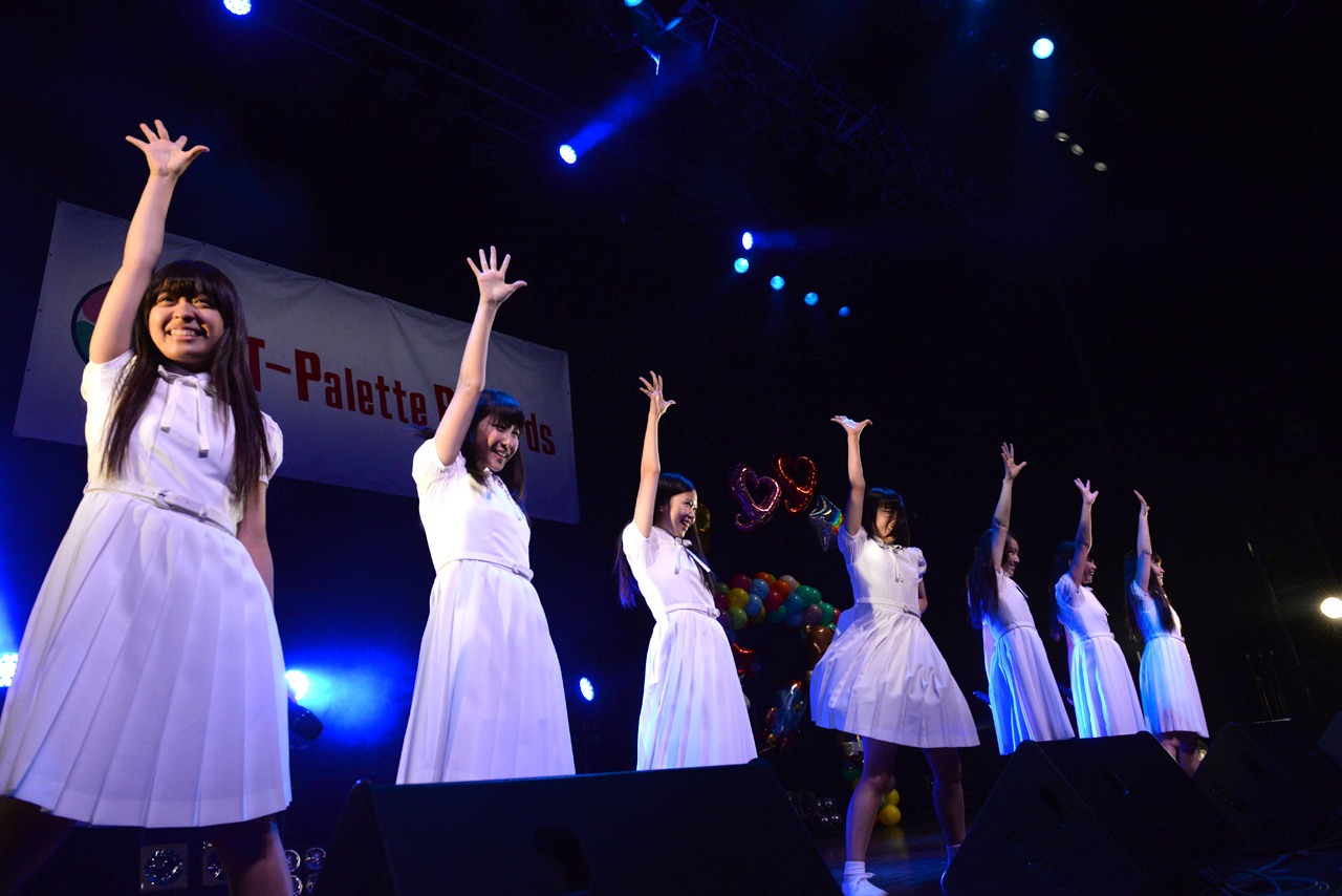 「17才」を披露するアイドルネッサンス。