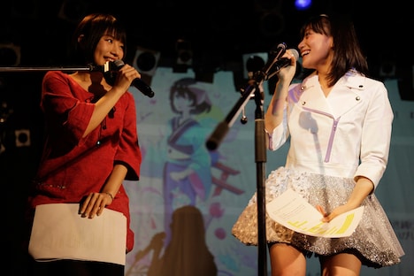 タカオユキと茜屋日海夏による朗読コーナーの様子。