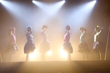 チームしゃちほこ「ホールツアー2014～僕らのカラオケワンダーランド～」の様子。