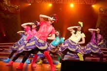 チームしゃちほこ「ホールツアー2014～僕らのカラオケワンダーランド～」の様子。