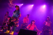 チームしゃちほこ「ホールツアー2014～僕らのカラオケワンダーランド～」の様子。