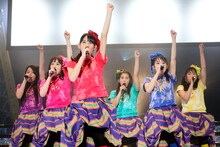 チームしゃちほこ「ホールツアー2014～僕らのカラオケワンダーランド～」の様子。