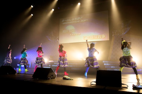 「僕らのカラオケワンダールーレット」で選ばれた6曲を一気に歌うチームしゃちほこ。