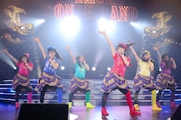 チームしゃちほこ「ホールツアー2014～僕らのカラオケワンダーランド～」の様子。