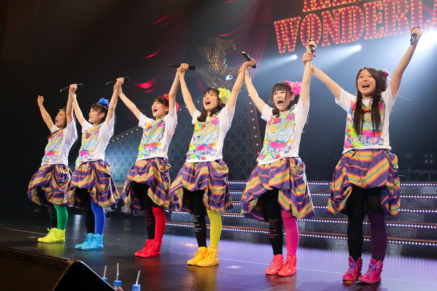 チームしゃちほこ「ホールツアー2014～僕らのカラオケワンダーランド～」の様子。