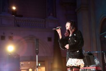 LiSAアコースティックミニライブの様子。