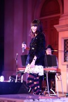 LiSAアコースティックミニライブの様子。