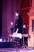 LiSAアコースティックミニライブの様子。