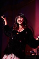 LiSAアコースティックミニライブの様子。