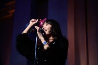 LiSAアコースティックミニライブの様子。
