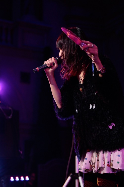 LiSAアコースティックミニライブの様子。