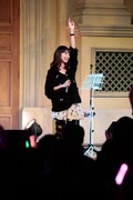 LiSAアコースティックミニライブの様子。