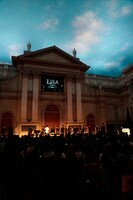 大勢のLiSAッ子（ファン）が集まったヴィーナスフォート2F教会広場。