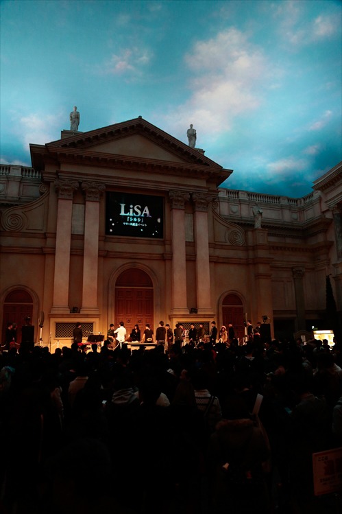 大勢のLiSAッ子（ファン）が集まったヴィーナスフォート2F教会広場。