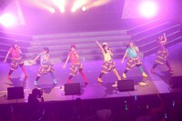 チームしゃちほこ「ホールツアー2014～僕らのカラオケワンダーランド～」の様子。