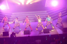 チームしゃちほこ「ホールツアー2014～僕らのカラオケワンダーランド～」の様子。