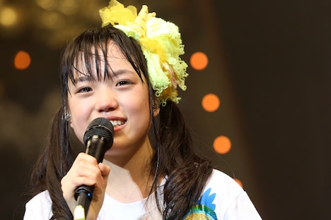 泣きながら「泣いてないです！」と言う伊藤千由李。