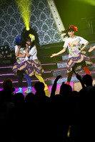 泣き崩れる咲良菜緒を支える伊藤千由李。