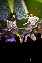 泣き崩れる咲良菜緒を支える伊藤千由李。