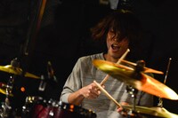 宮下孝太（Dr）（Photo by Azusa Takada）