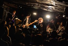 asobius「little revolution」の様子。（Photo by Azusa Takada）