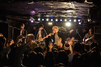 asobius「little revolution」の様子。（Photo by Azusa Takada）