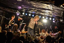 asobius「little revolution」の様子。（Photo by Azusa Takada）