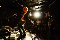 asobius「little revolution」の様子。（Photo by Azusa Takada）