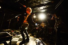 asobius「little revolution」の様子。（Photo by Azusa Takada）