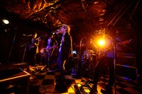 asobius「little revolution」の様子。（Photo by Azusa Takada）