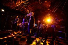 asobius「little revolution」の様子。（Photo by Azusa Takada）