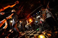 asobius「little revolution」の様子。（Photo by Azusa Takada）