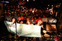 asobius「little revolution」の様子。（Photo by Azusa Takada）