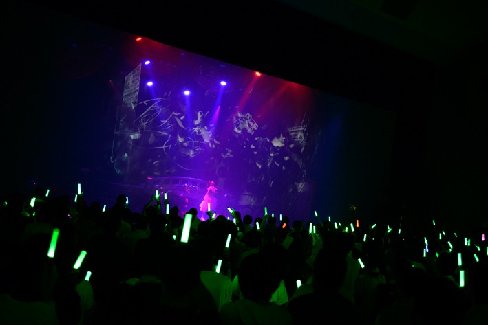 東京・渋谷公会堂で行われた「春奈るなライブ2014-WINTER-」の様子。