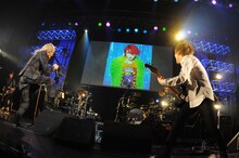「hide Birthday Party 2014 - 50th Anniversary -」セッション 3の様子。写真手前はkyo（D'ERLANGER）とCu++（Cu++ electrick）。（Photo by saori tsuji）
