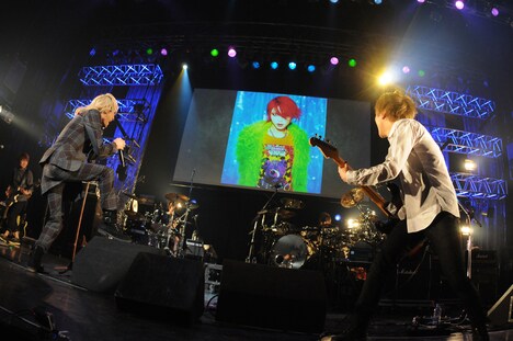 「hide Birthday Party 2014 - 50th Anniversary -」セッション 3の様子。写真手前はkyo（D'ERLANGER）とCu++（Cu++ electrick）。（Photo by saori tsuji）
