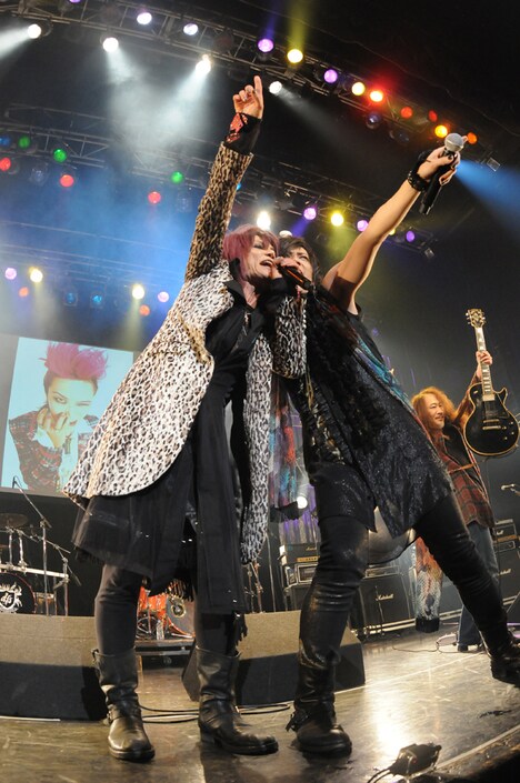 「hide Birthday Party 2014 - 50th Anniversary -」セッション 4の様子。写真手前は森重樹一（ZIGGY）とTAKA（defspiral）。（Photo by saori tsuji）
