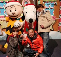 ユニバーサル・スタジオ・ジャパンを満喫するaiko（左下）。