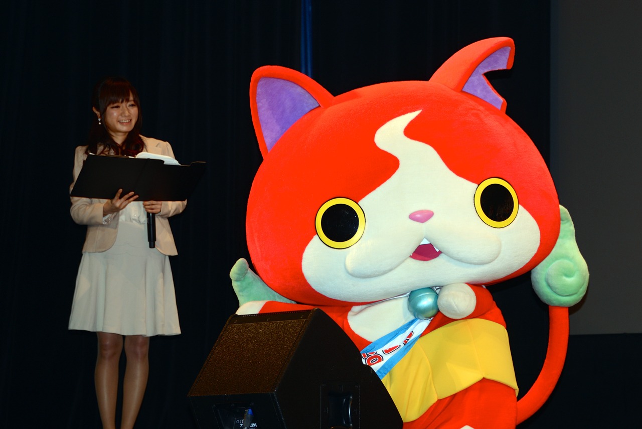左から紺野あさ美アナウンサー、ジバニャン。
