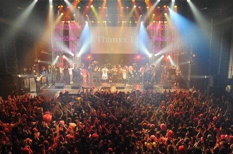 「hide Birthday Party 2014 - 50th Anniversary -」の出演者挨拶の様子。（Photo by saori tsuji）