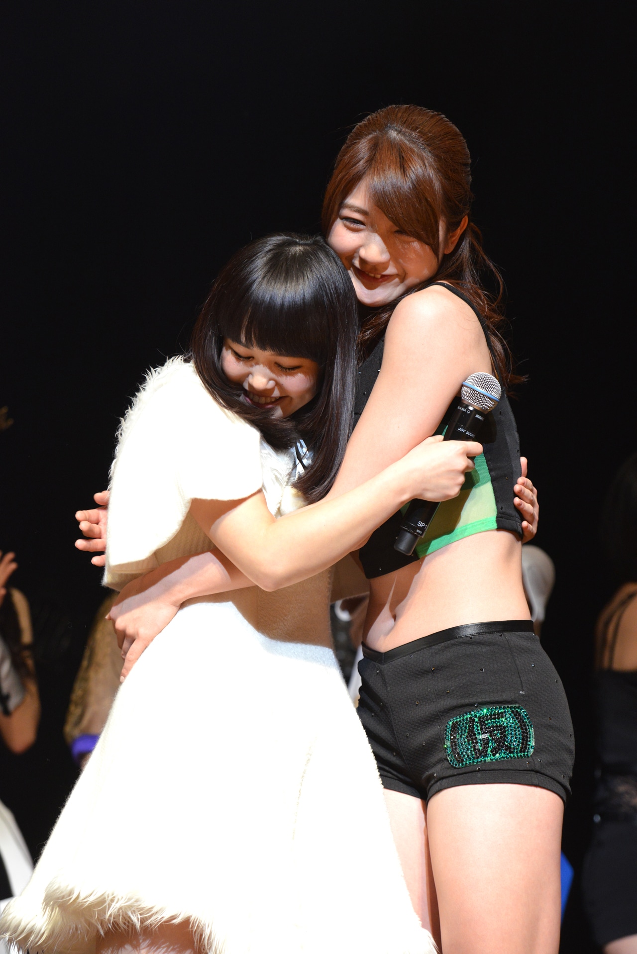 抱き合うNao☆（Negicco / 左）と森咲樹（アップアップガールズ（仮）/ 右）。