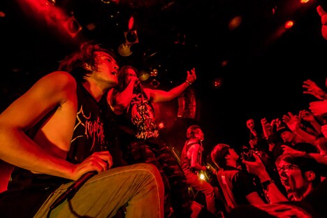 HER NAME IN BLOODのIkepy（左から2番目）とCrystal Lake。（Photo by Takashi "TAKA” Konuma）