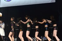 グレイシートレインを思わせる隊列で戦場に向かうアップアップガールズ（仮）。