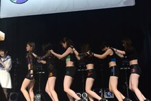 グレイシートレインを思わせる隊列で戦場に向かうアップアップガールズ（仮）。