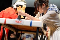 熱戦を繰り広げる上野天音（キャラメル☆リボン / 左）と藤村鼓乃美（ワンリルキス / 右）。