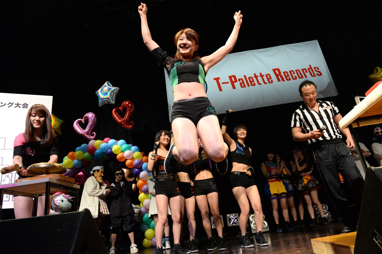 圧倒的な力でayakaをねじ伏せた森咲樹（アップアップガールズ（仮））。