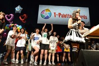 1回戦で早々に全滅したlyrical schoolはamihime（右端）を応援。