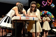 lyrical schoolの応援を味方にしたamihime(左)を笑顔で潰すNao☆(Negicco / 右)。