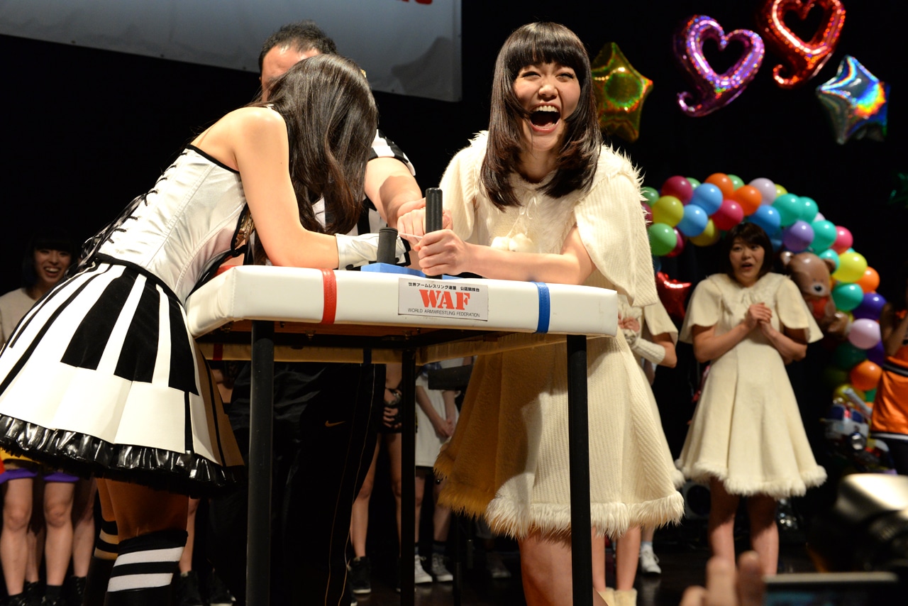 lyrical schoolの応援を味方にしたamihime（左）を笑顔で潰すNao☆（Negicco / 右）。