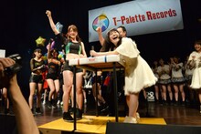 「Tパレ王座決定戦～アームレスリング対決～」決勝で親友のNegicco・Nao☆（右）を破り、喜びの涙を流すアップアップガールズ（仮）・森咲樹（左）。